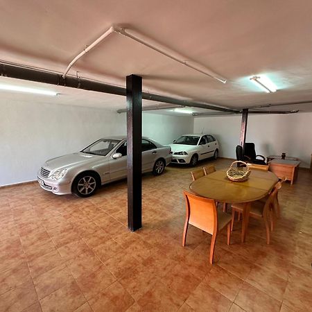 Casa Grande De Tres Plantas Con Parking Gratis Villa Linares  Eksteriør billede