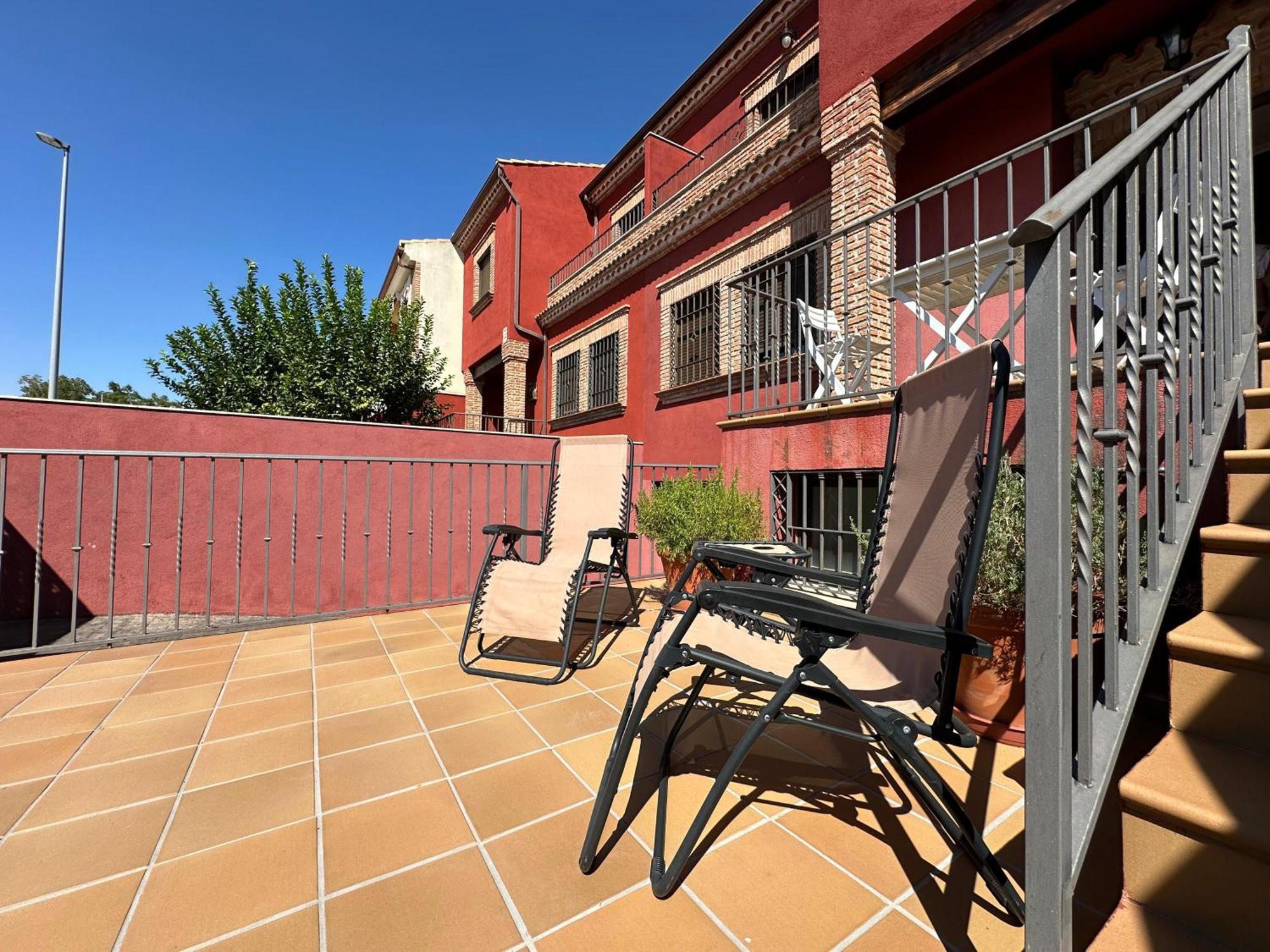 Casa Grande De Tres Plantas Con Parking Gratis Villa Linares  Eksteriør billede