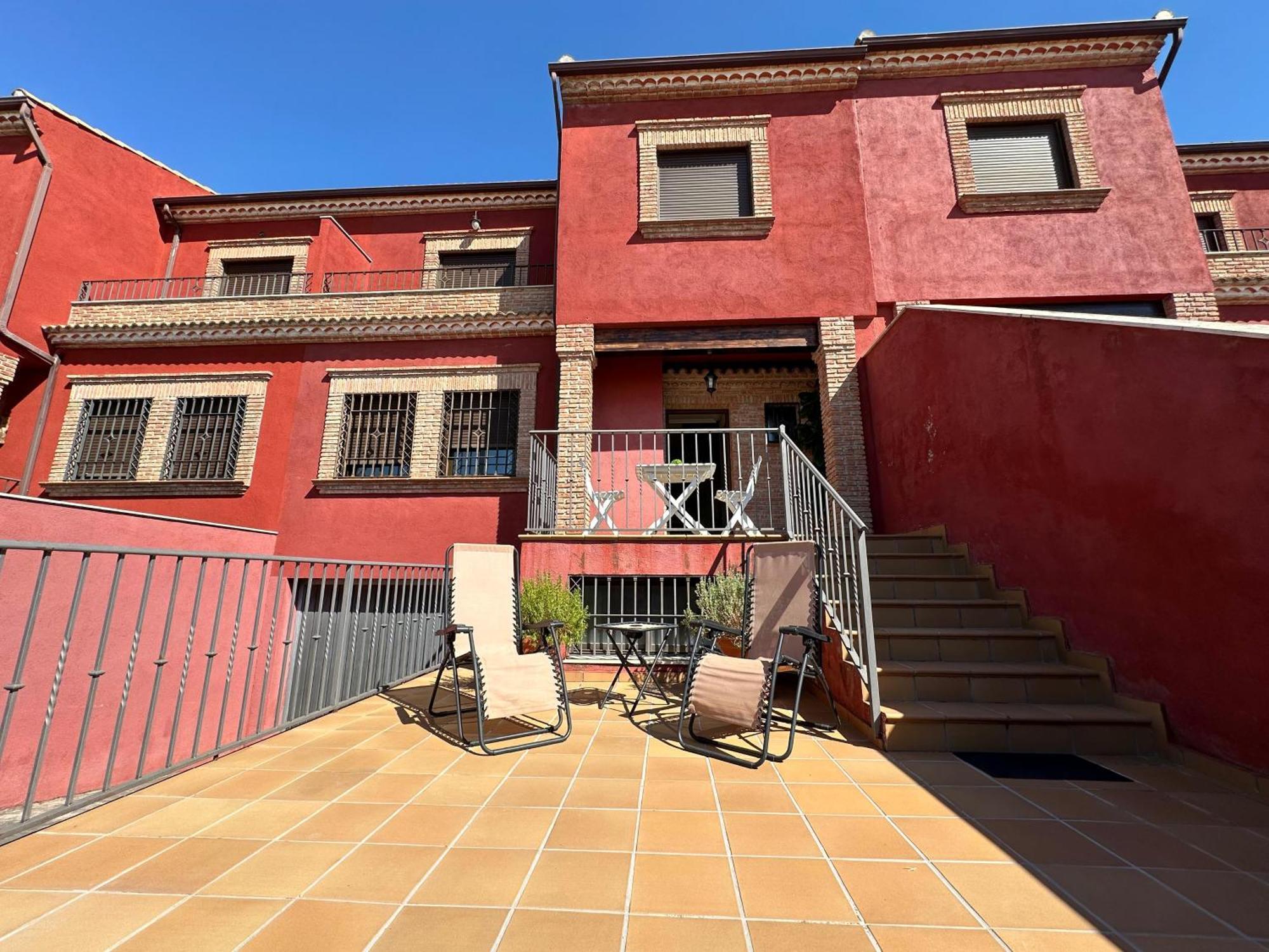 Casa Grande De Tres Plantas Con Parking Gratis Villa Linares  Eksteriør billede