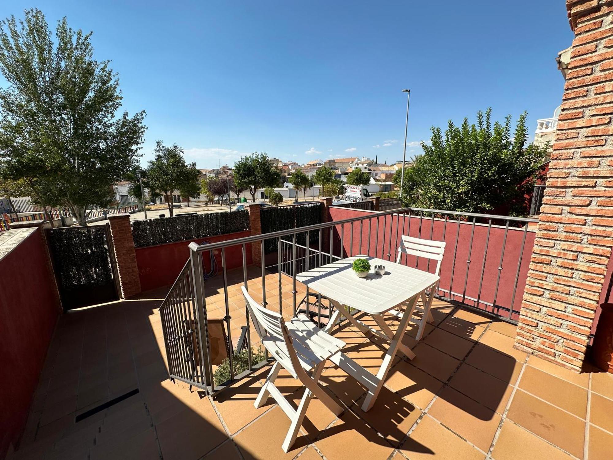 Casa Grande De Tres Plantas Con Parking Gratis Villa Linares  Eksteriør billede