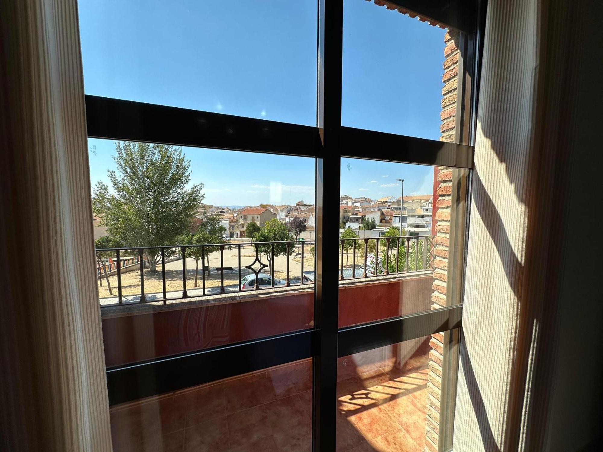 Casa Grande De Tres Plantas Con Parking Gratis Villa Linares  Eksteriør billede